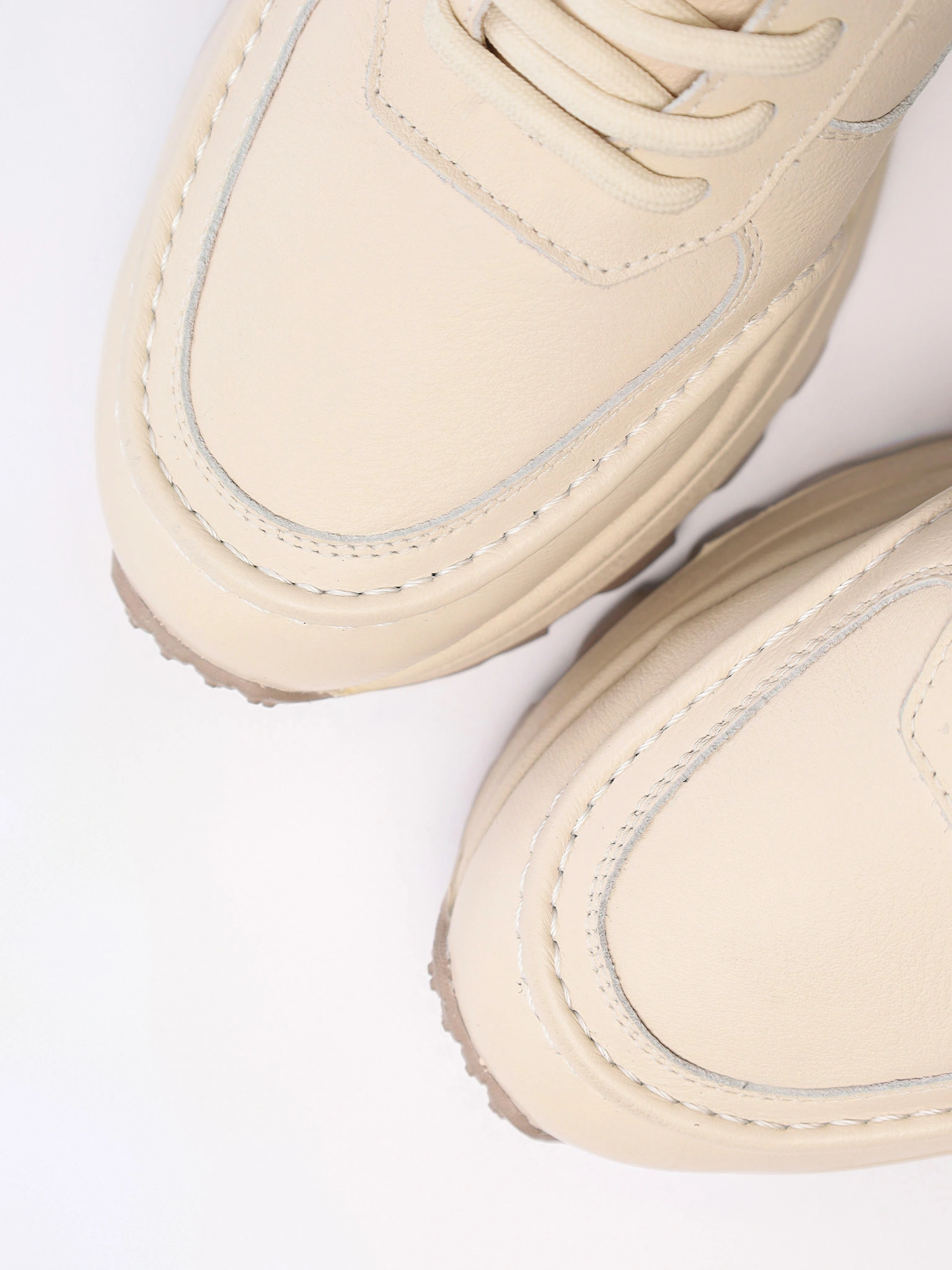 Кроссовки бежевого цвета на рельефной подошве